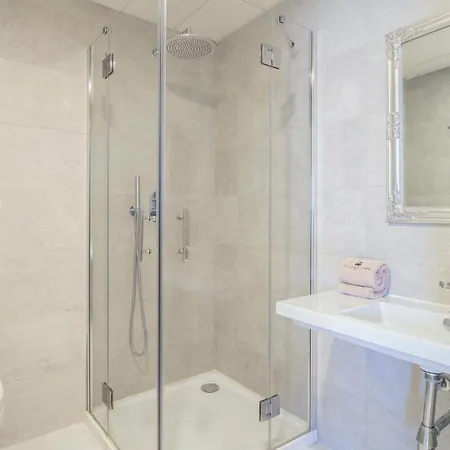 Awesome In With 3 Bedrooms, Wifi And Swimming Pool