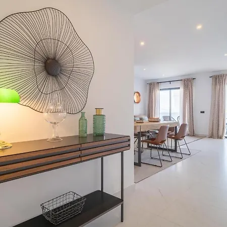 Awesome In With 3 Bedrooms, Wifi And Swimming Pool Apartament
