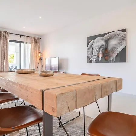 Awesome In With 3 Bedrooms, Wifi And Swimming Pool Apartment *