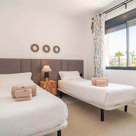 Awesome In With 3 Bedrooms, Wifi And Swimming Pool Apartment