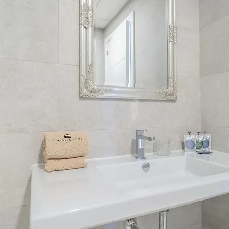 Awesome In With 3 Bedrooms, Wifi And Swimming Pool